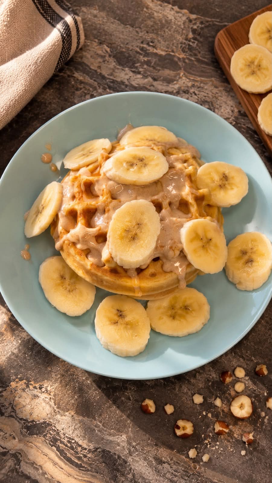 Vafliai su anakardžių riešutų kremu ir bananais