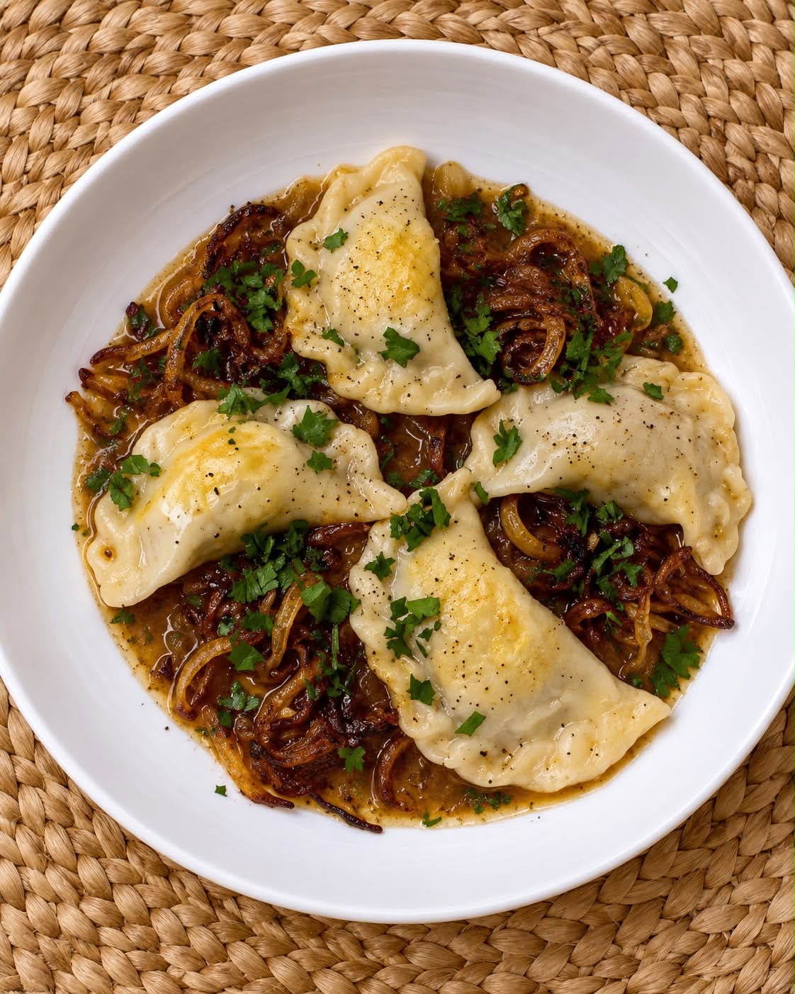 Pierogi su deginto sviesto ir lazdynų riešutų kremo padažu